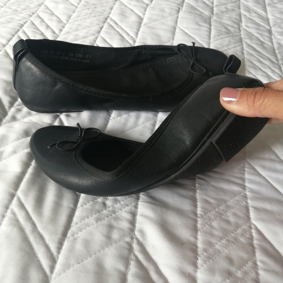 5/$20 Kids Black Ballet Flats - Picture 2 of 7